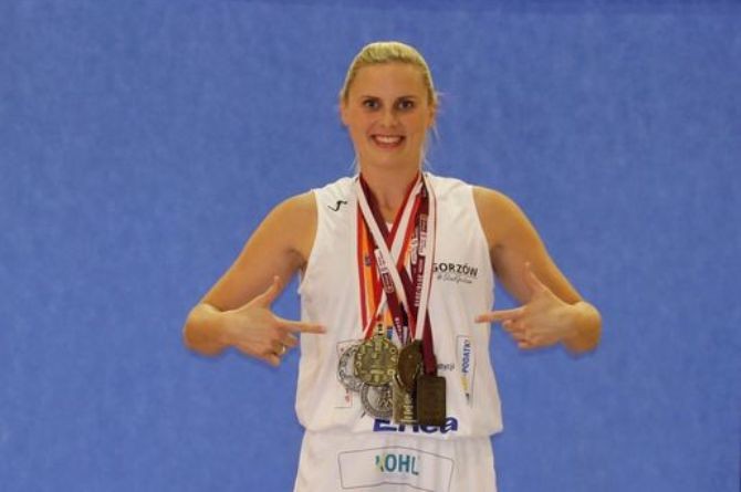 Katarzyna Dźwigalska z medalami zdobytymi w barwach AZS AJP Gorzów