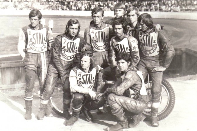 Stal przed meczem w Opolu 11 lipca 1976 roku. Stoją od lewej: J. Padewski, M. Woźniak, Z. Plech, S. Chomski i M. Towalski. Na motocyklu siedzą: E. Jancarz i B. Nowak. Klęczą: J. Rembas oraz R. Fabiszewski