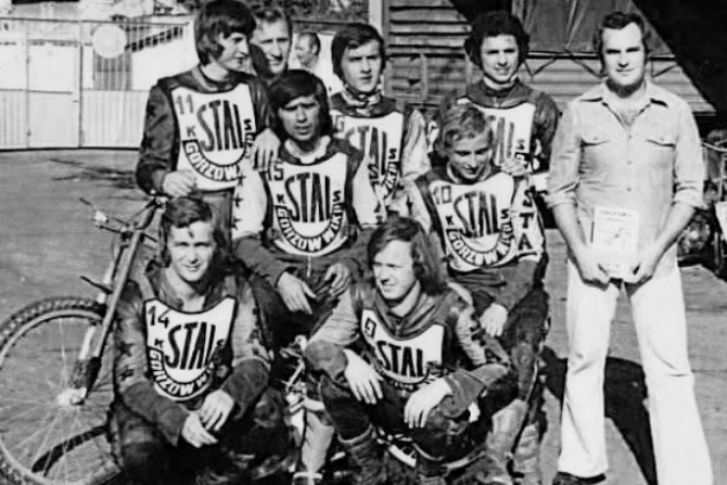 Stal Gorzów w 1977 roku. Stoją od lewej: B. Nowak, J. Szabłowski (kier. zespołu), K. Okupski, B. Proch i R. Nieścieruk (trener). Na motocyklu siedzą: E. Jancarz i M. Towalski. Klęczą: M. Woźniak i J. Rembas