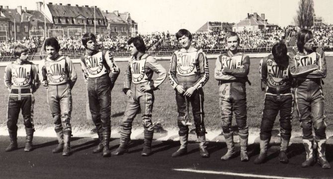 Mistrzowie Polski z 1978 roku. Stoją od lewej: S. Racięda, B. Proch, A. Mazurkiewicz, R. Fabiszewski, B. Nowak, M. Towalski, K. Okupski i J. Rembas