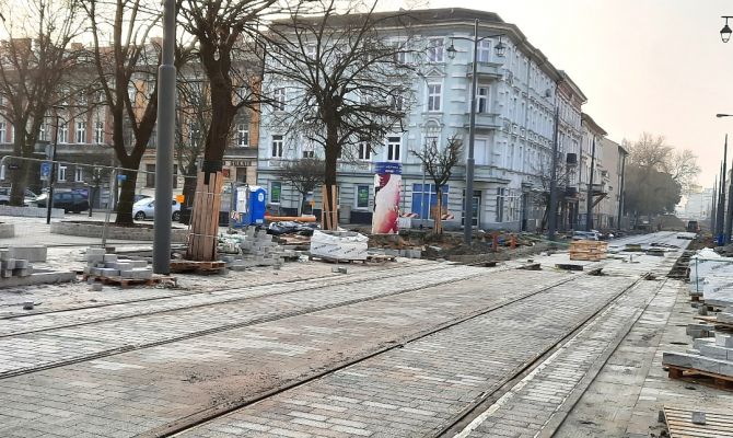 Na ulicy Chrobrego powoli wyłania się deptak, który już wzbudza kontrowersje