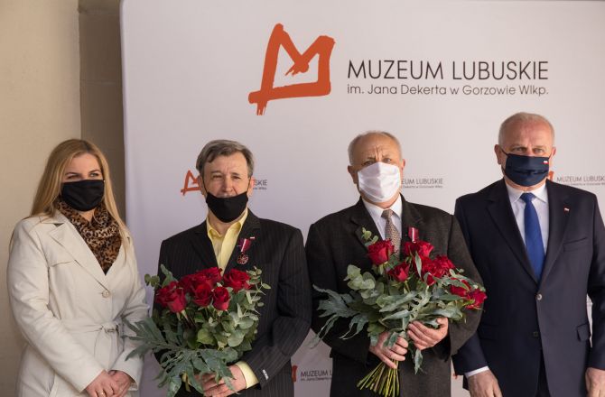 Od lewej dr Ewa Pawlak, dyrektor Muzeum Lubuskiego, Janusz Michalski, Stanisław Sinkowski, Władysław Dajczak, wojewoda lubuski