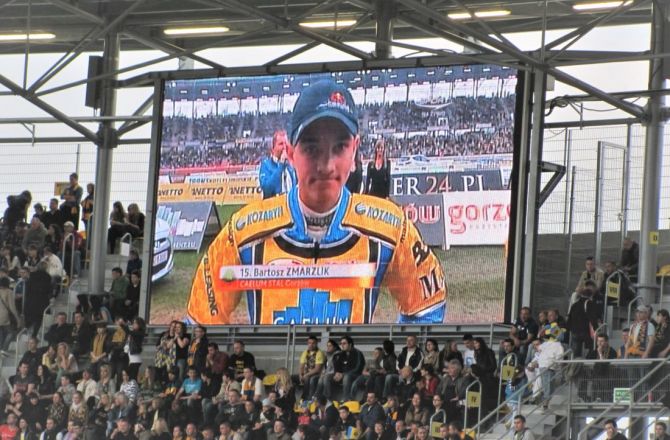 Bartosz Zmarzlik w swoim debiucie 25 kwietnia 2011 roku