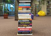 Góra nowości w bibliotece czeka na czytelników
