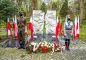 Kwiaty pod pomnikiem więźniów