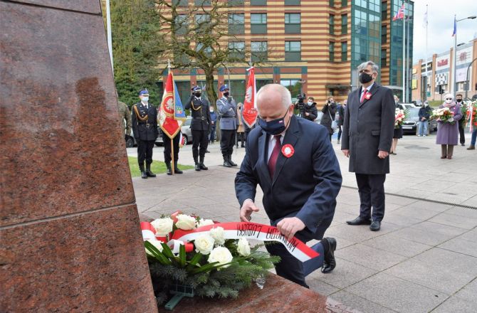 Wojewoda Władysław Dajczak pod pomnikiem Józefa Piłsudskiego