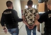 Ukradli alkohol i rzucili się do ucieczki