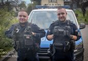Wyniesiony przez policjantów z płonącego budynku