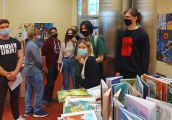 Licealiści penetrowali podziemia biblioteki