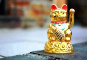 Maneki Neko kiwa łapką do przechodniów