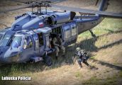 Policyjni kontrterroryści strzelali ze śmigłowca