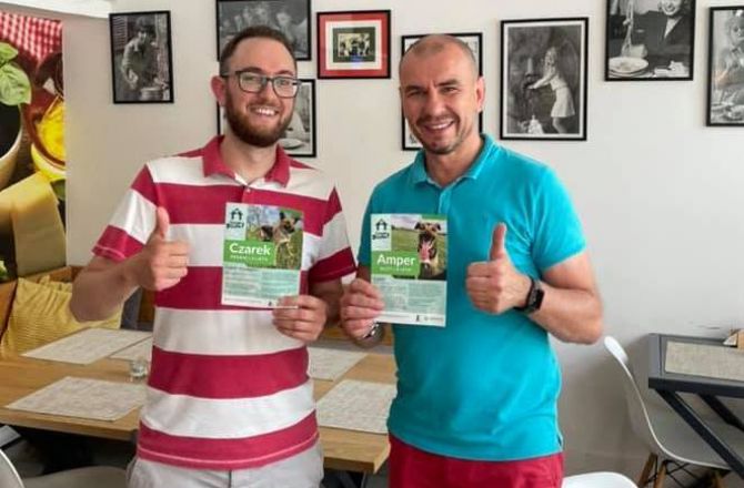 Kamil Bednarz i Krzysztof Olechnowicz zachęcają do adopcji piesków