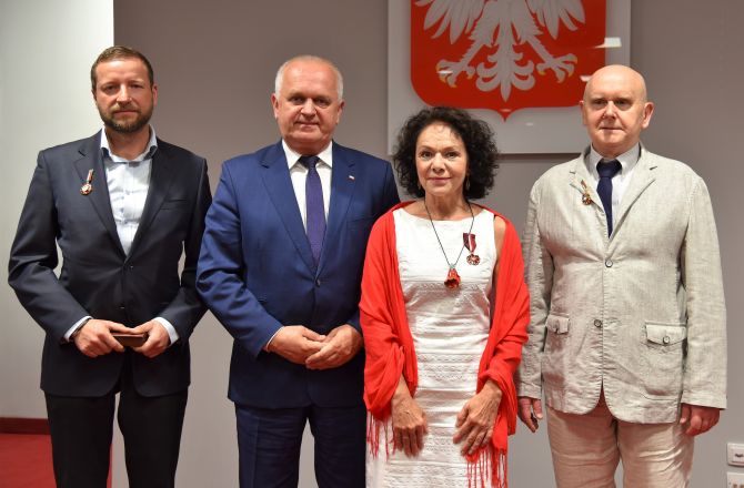 Uroczystość nagrodzenia aktorów w LUW. Od lewej: Artur Nełkowski, wojewoda lubuski Władysław Dajczak, Beata Chorążykiewicz i Leszek Perłowski