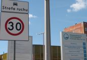 Po terenie szpitala zgodnie z kodeksem drogowym