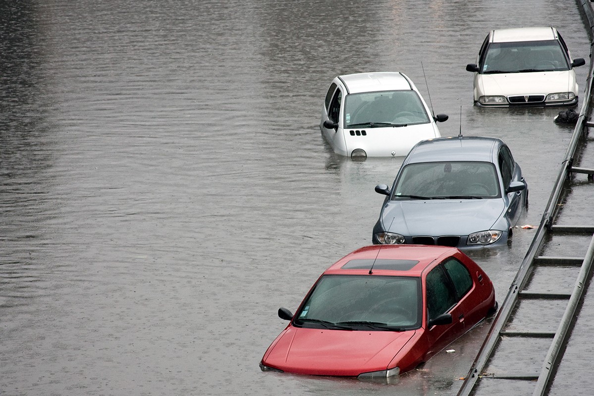 Jak rozpoznać auto po powodzi? Eksperci wyjaśniają