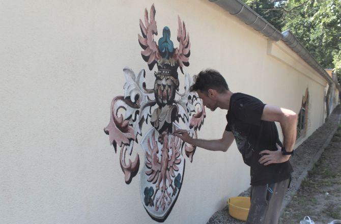 Paweł Zimmermann kończy malowanie muralu