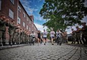 Żołnierz przebiegnie 575 km dla małej Hani