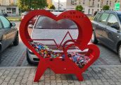 Akcję z serduszkami na zakrętki tylko chwalić trzeba