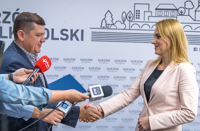 Prezydent Jacek Wójcicki gratuluje powołania Iwonie Olek