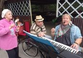 Dobra muzyka, jedzonko… Seniorzy umieją się bawić