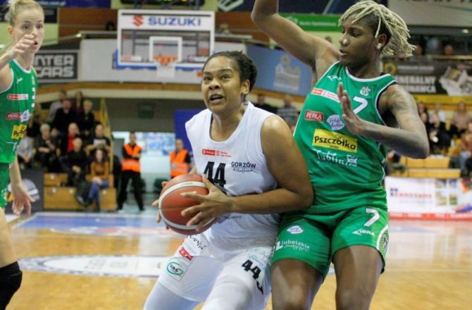 Courtney Hurt (z piłką) i Natasza Mack. Z lewej Ivana Jakubcova