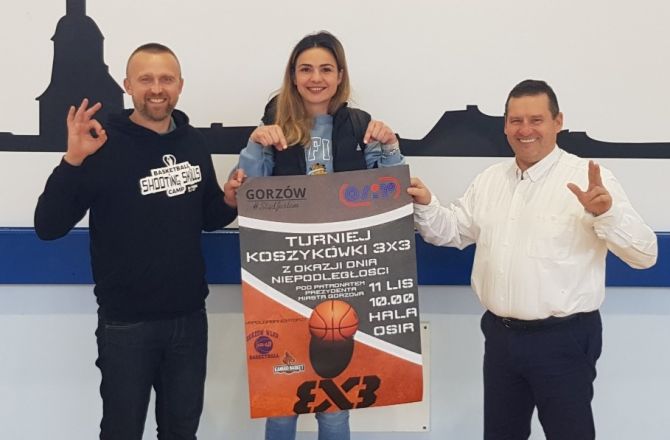 Od lewej Andrzej Stefanowicz (Kangoo Basket), Agnieszka Szott-Hejmej (była zawodniczka, obecnie trenerka 3x3) i Włodzimierz Rój (dyrektor OSiR-u)
