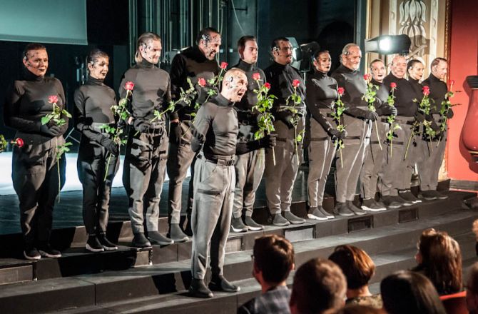 Aktorzy płockiego Teatru Dramatycznego po zagraniu ,,Historii Ziemi. Epoka Chaotycka''