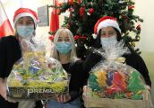 Uczniowie obdarowali szpital świątecznymi ozdobami