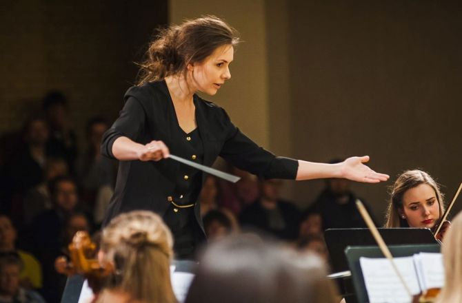 Dyrygentka-rezydent Sabrina Stachel poprowadzi w piątek w Filharmonii Gorzowskiej Oratorium na Boże Narodzenie Camille Saint-Saënsa