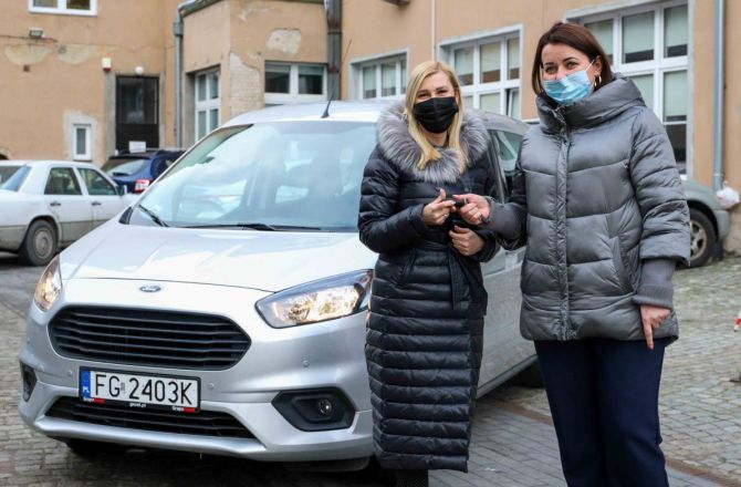 Dyrektor Gabriela Szarzyńska (z prawej) przekazuje kluczyki Beacie Kulczyckiej