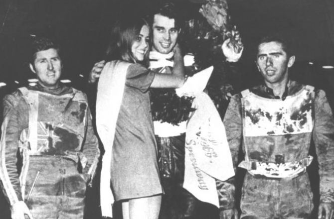 Edward Jancarz (z prawej) na podium w Goeteborgu w 1968 roku. Z lewej stoi Barry Briggs, w środku Ivan Mauger