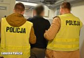 Nie reagował na krzyki medyków i zaczął uciekać