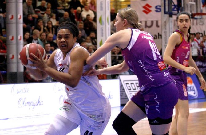 W akcji Courtney Hurt, najskuteczniejsza nasza zawodniczka w meczu z Basketem