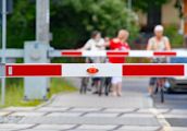 Żółte naklejki zapobiegają tragediom na przejazdach