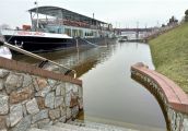 Dolne tarasy zalane, ścieżka spacerowa zagrożona - galeria