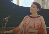 Coraz więcej pomocy, z coraz różniejszych stron