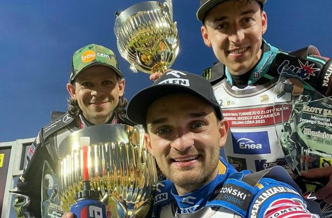 Przed rokiem Bartosz Zmarzlik w finale Złotego Kasku stanął na podium z Januszem Kołodziejem i Pawłem Przedpełskim