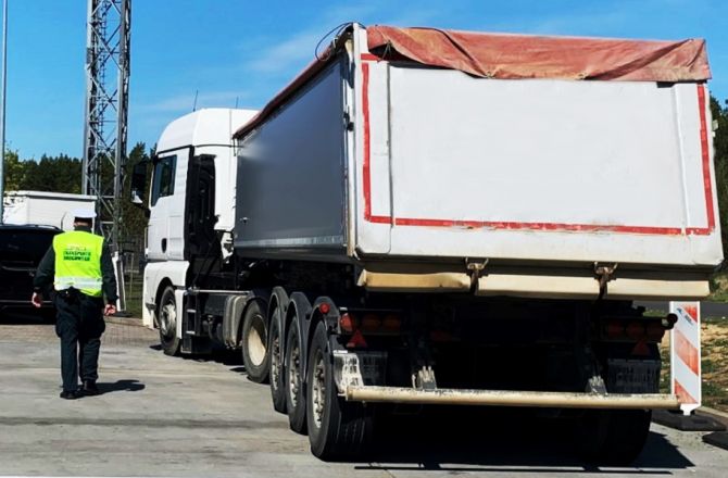 Jeden z inspektorów lubuskiej ITD w trakcie czynności kontrolnych