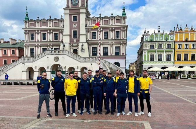 Przed meczem nasi zawodnicy znaleźli chwilę czasu na zwiedzenie rynku w Zamościu Przed meczem nasi zawodnicy znaleźli chwilę czasu na zwiedzenie rynku w Zamościu