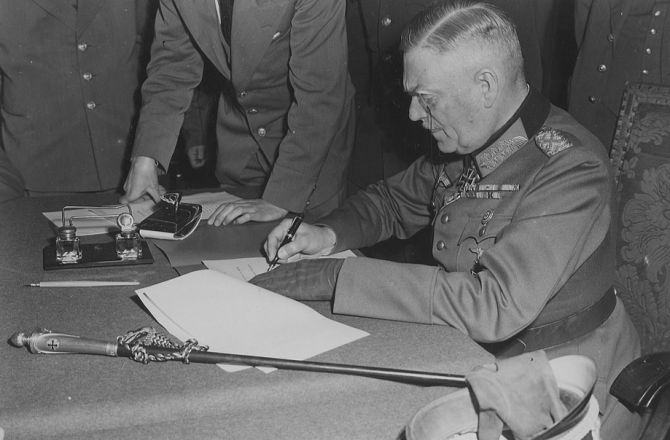 Feldmarszałek Wilhelm Keitel podpisuje akt kapitulacji 8 maja 1945 roku