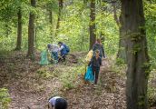 Goście ruszyli do pracy i posprzątali park