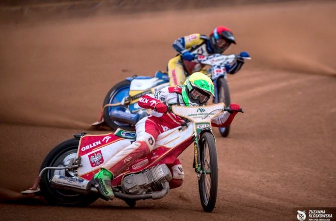 Oskar Paluch (kask czerwony) w walce z Mateuszem Świdnickim