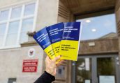 Został wydany w dwóch wersjach językowych