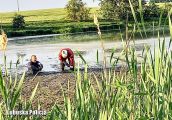 Brodził w głębokiej wodzie i błocie. Dzielnicowy uratował życie 32-latka