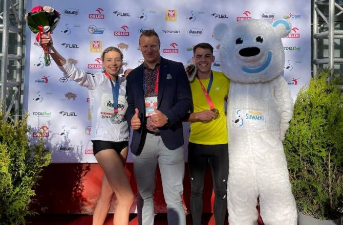 Nikola Horowska, Tomasz Saska i Łukasz Żok na stadionie w Suwałkach