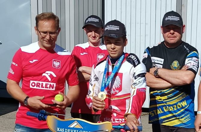 Oskar Paluch razem ze swoim teamem świętuje zdobycie złotego medalu