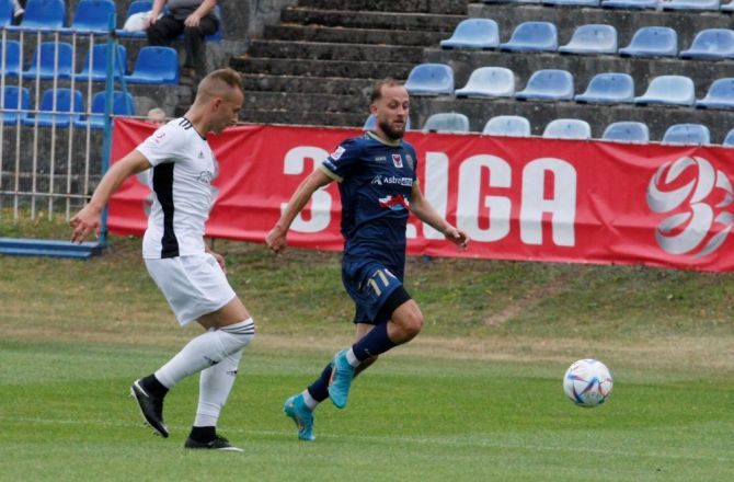 Dawid Ufir (z prawej) w końcówce meczu dał remis Warcie w spotkaniu z wiceliderem