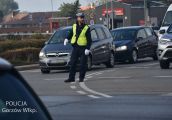 Po nawałnicy policjanci pomagają kierowcom