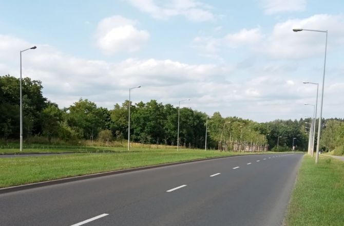 W dzień widoczność na ulicy Słowiańskiej jest bardzo dobra. Nocą trzeba jednak uważać