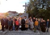 Krzyż z ulicy Kasprzaka powrócił na swoje miejsce